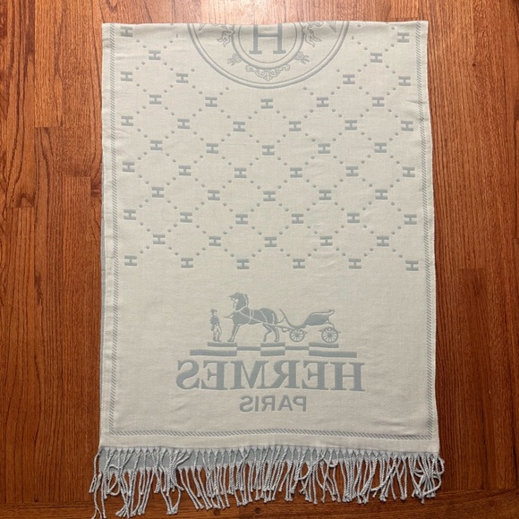 Hermès fringe scarf in light gray and white cashmere and silk - Picture 10 of 13